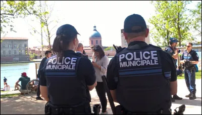 Les policiers... arrêté.