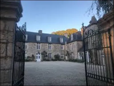 Nous sommes en Bretagne, à l'entrée du château de Guyomarais, à Saint-Denoual. Village de l'arrondissement de Saint-Brieuc, il se situe dans le département ...