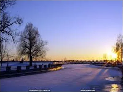 Qui est l'écrivain canadien auteur du roman "L'Énigme du retour" ?