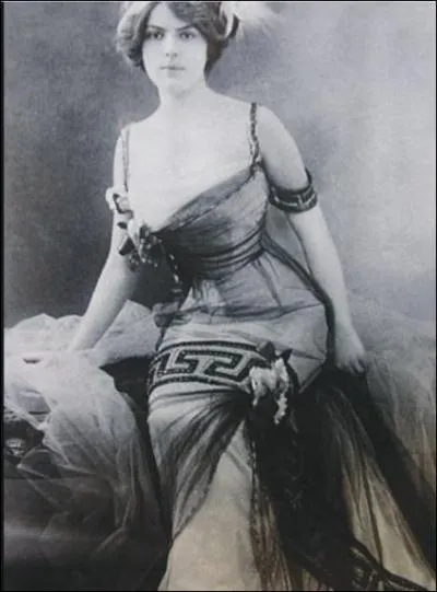 De quelle poque date cette magnifique robe du soir ?