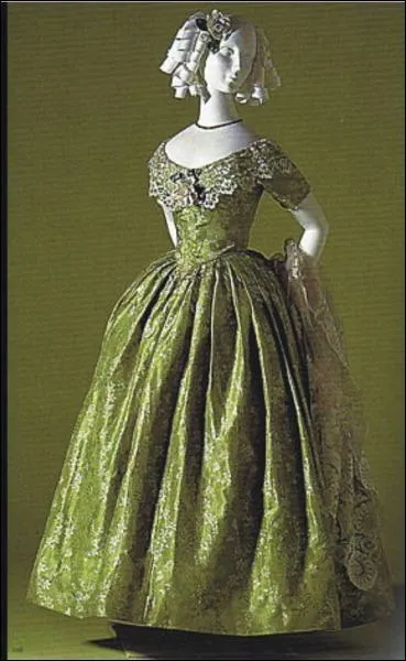 De quelle anne date cette robe de bal ?