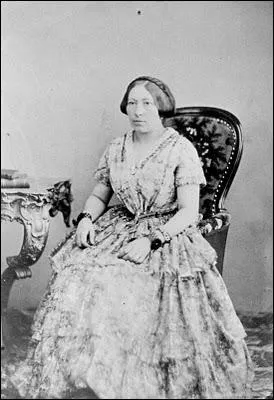 Voici l'poque des premires robes  manches courtes, quelle est-elle ?