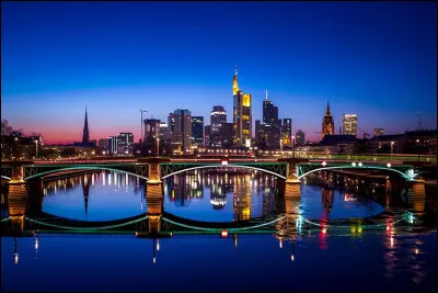 Dans quel pays se trouve la ville de Francfort ?