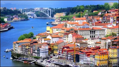 Dans quel pays se trouve la ville de Porto ?