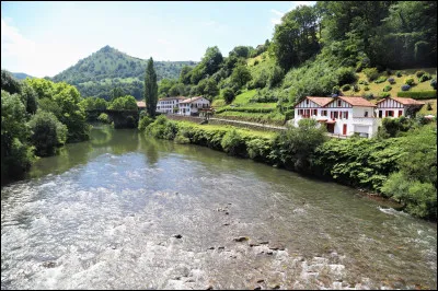 Cette rivière, longue de 79 km, naît au pied du Mendi Zar (1 323 m), au-delà de la frontière espagnole, arrose Ustaritz, Saint-Jean-Pied-de-Port et se jette dans l'Adour à Bayonne :