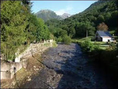 Longue de 25 km, cette rivière ariégeoise prend sa source sur le flanc nord de la Pique Rouge de Bassiès à 2 670 mètres d'altitude, arrose Aulus-les-Bains et se jette dans le Salat à Oust :