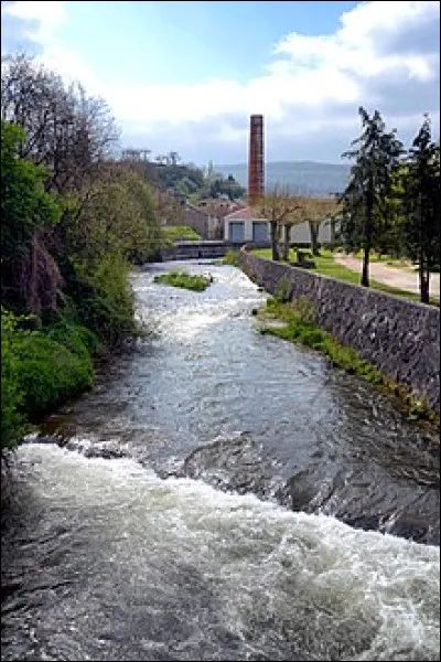 Cette rivière ariégeoise, longue de 39 km, nait à 1 910 mètres d'altitude dans le massif de Tabe, coule vers le nord, arrose Lavelanet et Laroque-d'Olmes, et se jette dans l'Hers :