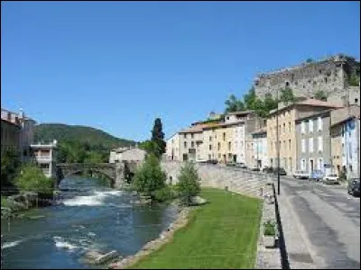 Long de 223 km, ce fleuve prend sa source au pic Carlit, à 2 172 m d'altitude, traverse le Capcir, les barres calcaires des pré-Pyrénées, arrose Quillan, Couiza, Limoux et rejoint la Méditerranée :