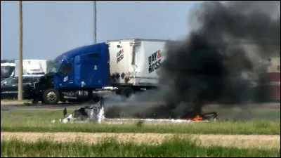 15 juin 2023 : Près de quelle ville canadienne y a-t-il eu une collision entre un autobus et un camion semi-remorque ?