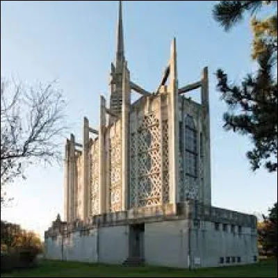 Vous avez sur cette image l'église Sainte-Thérèse-de-l'Enfant-Jésus, à Élisabethville. Localité résidentielle francilienne d'environ 4 000 habitants, à cheval sur les communes d'Aubergenville et d'Épône, dans la Grande Couronne, elle se situe dans le département ...
