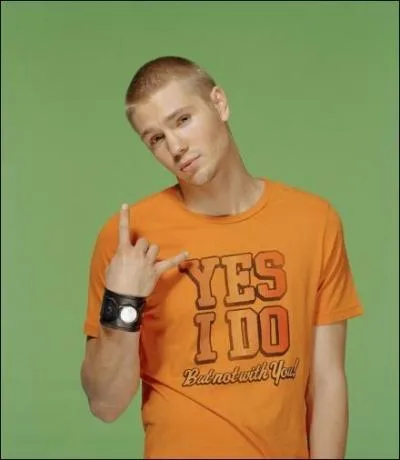 A qui Lucas demande t-il le mariage (elle dit oui mais pendant la crmonie elle dit non) ?