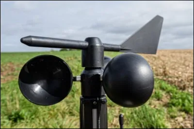 Quel est le nom de cet appareil qui permet de mesurer la vitesse ou la pression du vent ?