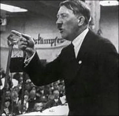 Quel membre de l'ordre de Thulé a fortement participé à la formation idéologique d'Adolf Hitler ?