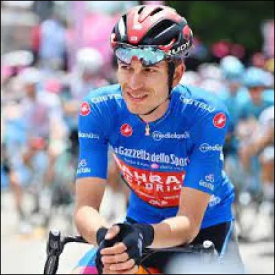 Comment s'appelle le coureur cycliste ayant perdu la vie lors du "Tour de Suisse" en juin 2023 ?