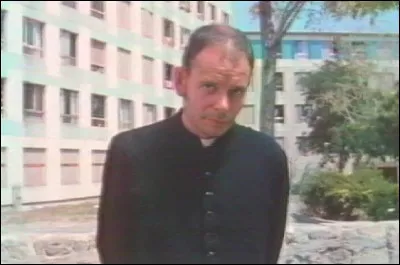 Dans quel film Jean-Pierre Darroussin est-il un curé ?
