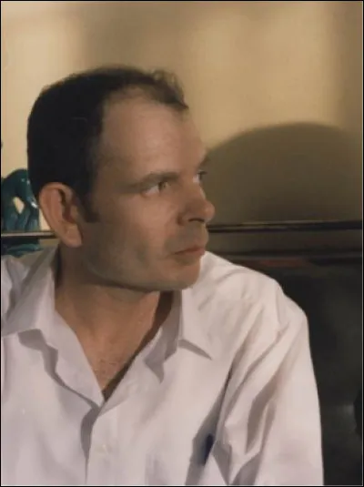 Dans quel film Jean-Pierre Darroussin est-il employé dans un café ?