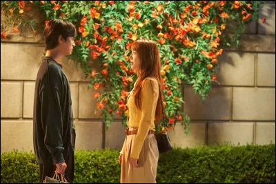 Dans sa vie actuelle, l'héroïne a été élevée dans un milieu...