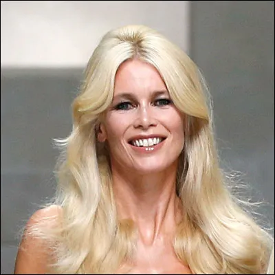 A quelle actrice française la top model allemande Claudia Schiffer a-t-elle été souvent comparée ?