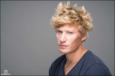 De quel célèbre chanteur Gérémy Crédeville pourrait-il incarner le rôle jeune dans une biographie ?