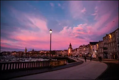 Ce département contient la ville de la Rochelle... Il s'agit...