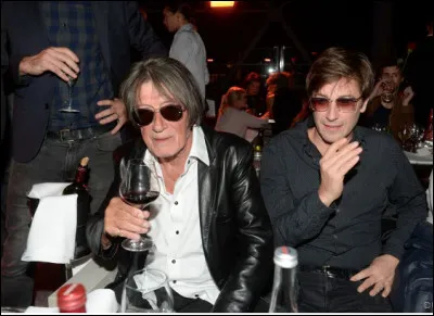 Quel est le patronyme de ces deux chanteurs et musiciens français, Jacques le père et Thomas le fils ?