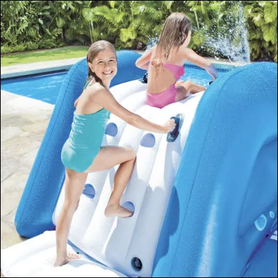 Sur quoi jouent ces 2 petites filles ?