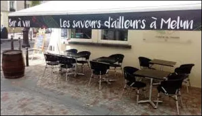 Si je vous dis : "Le retour de vacances" qui est un sketch d'un duo d'humoristes, dans lequel la ville de Melun est mentionnée, de quels artistes parle-t-on ?