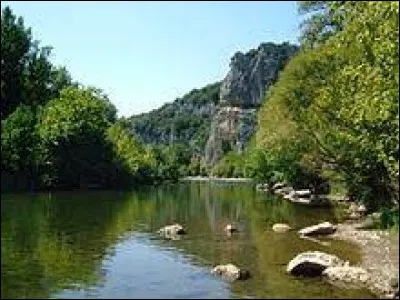 Cette rivière, longue de 128 km, prend sa source à 800 mètres d'altitude dans les Cévennes, coule vers le sud-est, arrose Bessèges, Saint-Ambroix et se jette dans le Rhône :