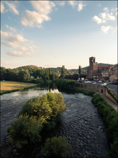 Cette rivière est longue de 420 km ; elle prend sa source dans la Margeride à 1 503 mètres d'altitude, coule vers le nord, arrose Langogne, Langeac, Vichy, Moulins et se jette dans la Loire près de Nevers :