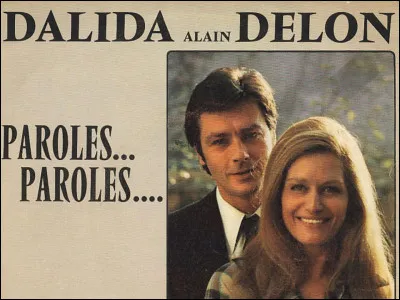 Complétez la chanson "Paroles paroles" de Dalida & Alain Delon : "Et emporte au loin le parfum..." :