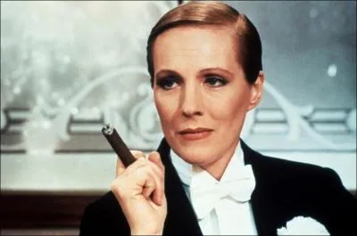 Dans quel film Julie Andrews joue un rle d'homme et un rle de femme ?