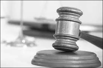 Politique et société : Comment appelle-t-on les lois relatives à l'organisation des pouvoirs administratifs ?