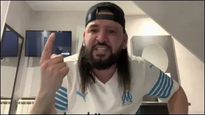 Mohamed Henni est un célèbre tiktokeur et supporter de l'Olympique de Marseille. Il est aussi connu pour son "Nul Germain !". Quel geste accompagne cette phrase ?