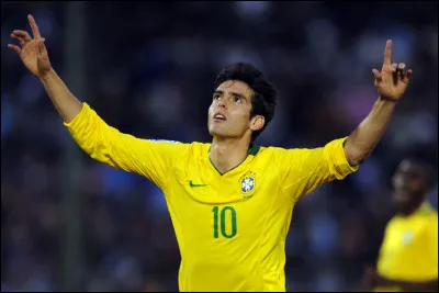 Dans un match, Fred Hermel a crié "Kaká, tu es nul !". À cette époque-là, dans quel club jouait le footballeur brésilien ?