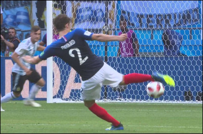 Quel commentateur a crié "Second poteau Pavard ! "lors des huitièmes de finale de la Coupe du monde de 2018 "France - Argentine" ?