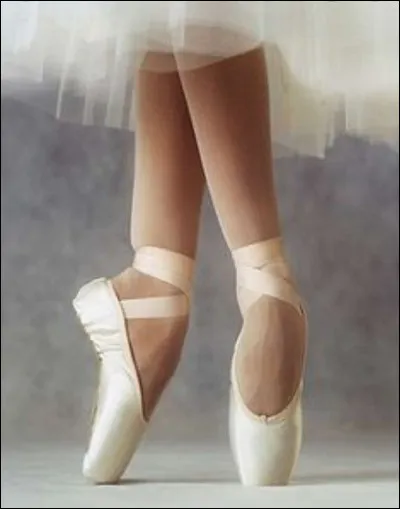 Qu'est-ce que la personne a aux pieds ?