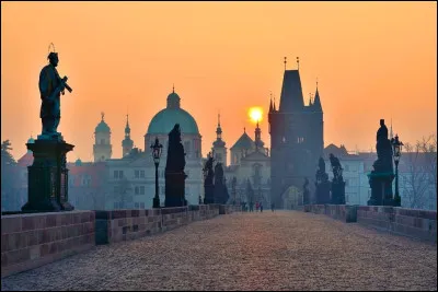 Géographie et Monuments : Dans quel pays peut-on traverser le célèbre pont Charles ?