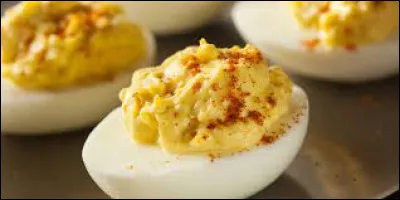 Gastronomie et Vie quotidienne : Quelle recette d'ufs comprend de la sauce Worcestershire, du paprika ou encore du tabasco ?