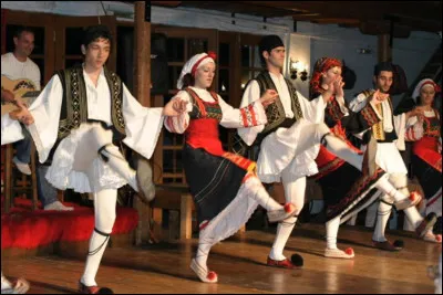 Quelle est cette danse populaire grecque ?