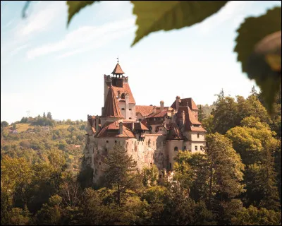 Géographie et Monuments : Dans quel pays se trouve le Château de Bran connu sous le nom de Château de Dracula ?