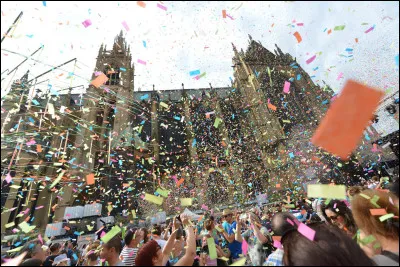 Gastronomie et Vie quotidienne : Quelle ville française fête annuellement la mirabelle ?