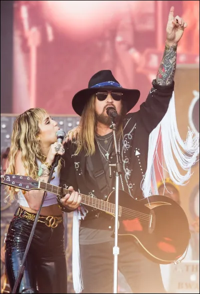 Quel est le patronyme de ces deux artistes américains, Bill Ray le père, acteur et chanteur de country; Miley sa fille autrice-compositrice-intreprète et actrice ?