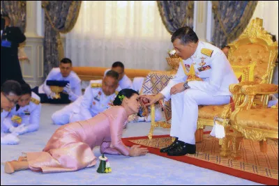 Politique et Société : De quel pays le roi fantasque Rama X est-il le dirigeant ?