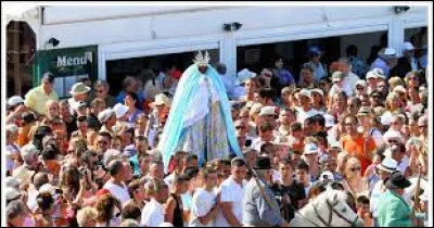 Politique et Société : Dans quelle ville, les gens du voyage font-ils un pèlerinage pour célèbre Sainte-Sarah ?