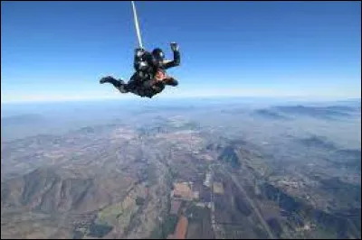 Sports et Loisirs : Quelle est la hauteur minimale obligatoire pour un saut en parachute ?