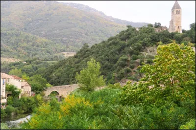 Ce fleuve côtier, long de 136 km, prend sa source à 884 mètres d'altitude dans les monts de l'Escandorgue, coule vers le sud, arrose Bédarieux et rejoint la mer Méditerranée :