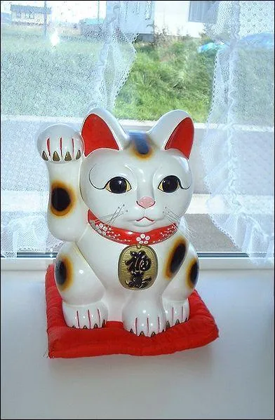 Au Japon le chat est un porte-bonheur. Les talismans reprsentant un chat avec la patte derrire l'oreille, sont les