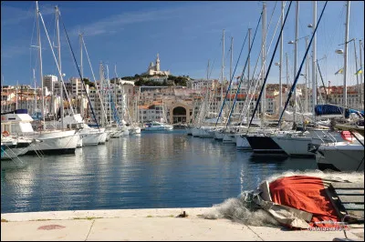 Marseille est connue pour son port pouvant accueillir près de 3 500 bateaux. Comment se nomme-t-il ?