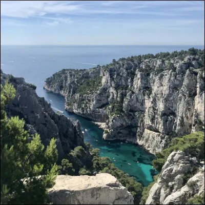 Avec quelle ville Marseille partage-t-elle les calanques ?