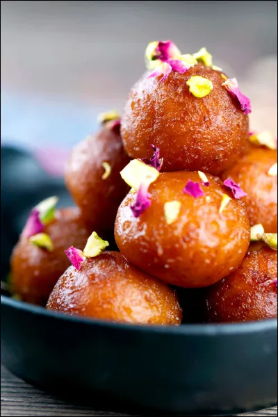 Comment se nomme ce dessert typiquement indien parfumé et trempé dans un sirop à l'eau de rose ?